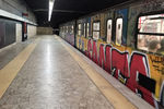 Съемка в метро при плохом освещении совсем не навредила яркости граффити – оно такое же активно-красное, как и в реальности. 