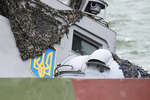 Потопленный катер морской охраны в порту Мариуполя, 19 апреля 2022 года