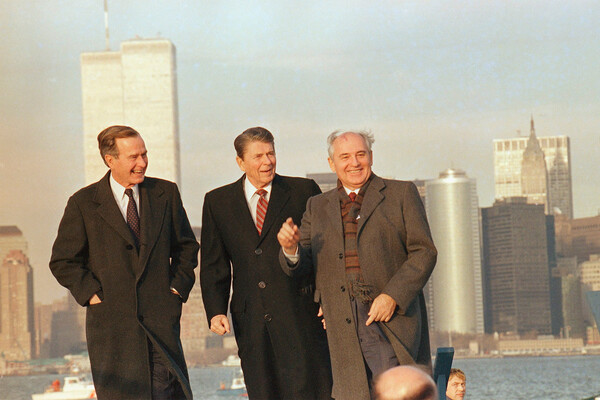 Вице-президент США Джордж Буш-старший, президент США Рональд Рейган и генсек ЦК КПСС Михаил Горбачев на&nbsp;острове Гавернорс-Айленд в&nbsp;Нью-Йоркской бухте, 1988&nbsp;год