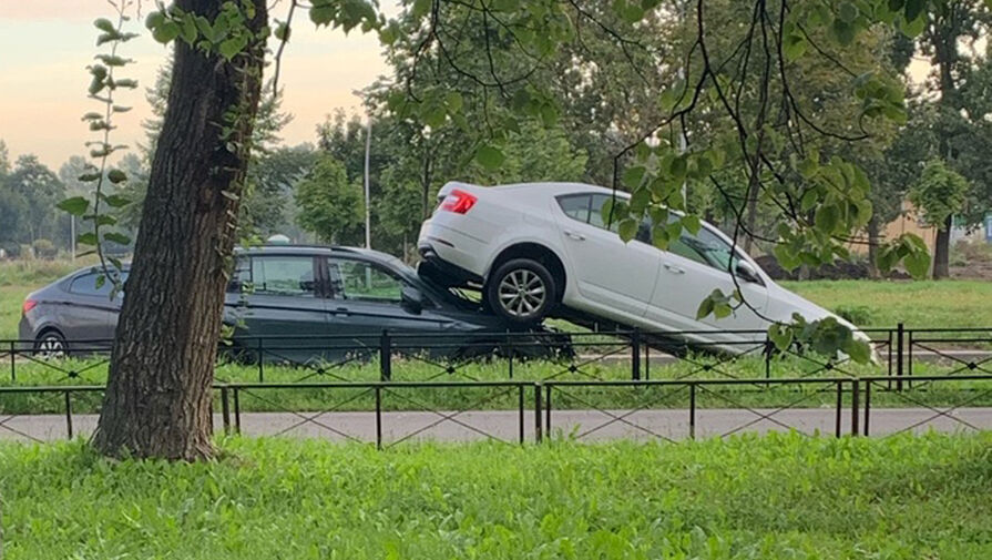Водитель врезался в припаркованную машину, забросив ее на соседнюю