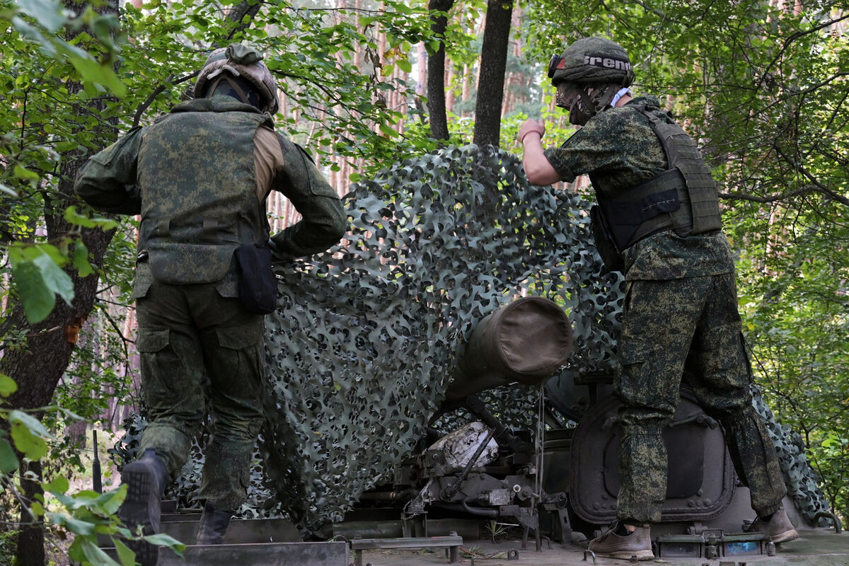 В районе аэропорта Пскова снова слышна стрельба. Военная операция на Украине,  день 554-й - Газета.Ru