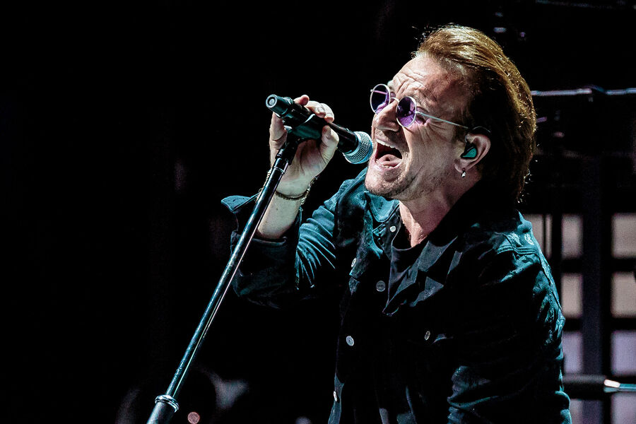 Боно и U2 выступают на&nbsp;сцене Mediolanum Forum в&nbsp;Милане, 2018&nbsp;год
