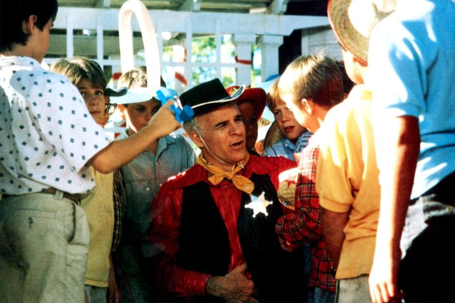 <b>«Родители» (1989)</b>
<br><br>
Помимо Мартина, в&nbsp;проекте снялись еще совсем молодые будущие легенды &mdash; Киану Ривз и Хоакин Феникс. На&nbsp;съемочной площадке Мартин подружился с&nbsp;Ховардом &mdash; их близкие отношения спустя много лет будут смешно обыграны в&nbsp;сериале &laquo;Убийства в&nbsp;одном здании&raquo;.