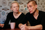 Петр Павленский со своей гражданской женой Оксаной во время интервью в Киеве