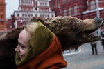 Участница анимационной программы, одетая в праздничный костюм, во время открытия фестиваля «Московская Масленица» на Манежной площади