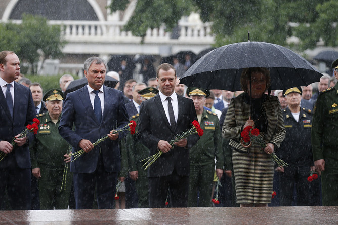 Глава администрации президента России Антон Вайно, спикер Госдумы Вячеслав Володин, премьер-министр Дмитрий Медведев, спикер Совфеда Валентина Матвиенко и министр обороны Сергей Шойгу во время церемонии возложения венков к Могиле Неизвестного Солдата у стен Кремля в День памяти и скорби, 22 июня 2017 года