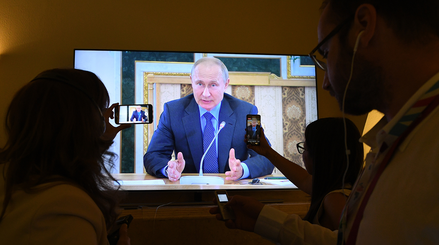 Трансляция встречи президента России Владимира Путина с руководителями информагентств в рамках экономического форума в Санкт-Петербурге, 6 июня 2019 года