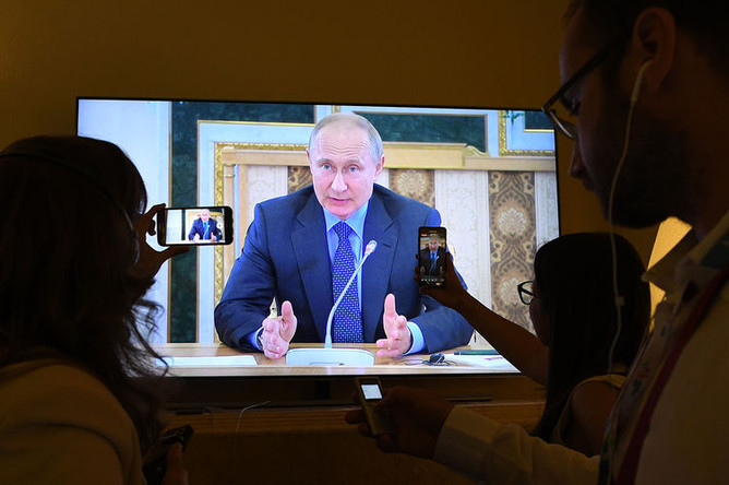 Трансляция встречи президента России Владимира Путина с руководителями информагентств в рамках экономического форума в Санкт-Петербурге, 6 июня 2019 года