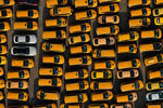 Автомобили такси на стоянке в Москве, 2 мая 2020 года