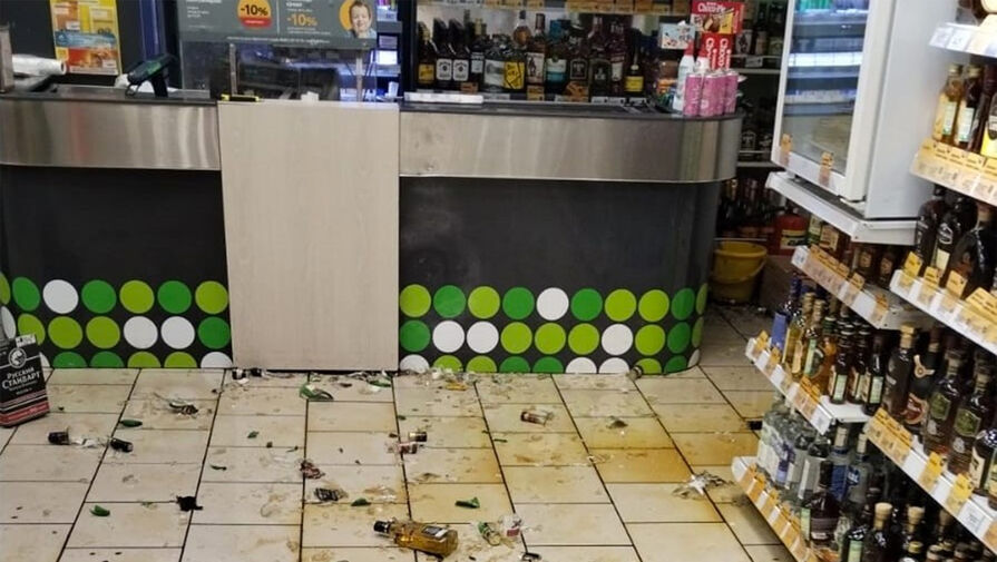После известия об угоне машины женщина разбила 25 бутылок алкоголя в продуктовом магазине