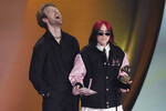 Певица Билли Айлиш и ее брат, музыкант Финнеас О'Коннелл на 66-й ежегодной премии Грэмми в Лос-Анджелесе, 4 февраля 2024 года