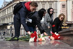 Люди возлагают цветы в память о жертвах теракта в подмосковном «Крокус Сити Холле» на улице Баумана в Казани, 23 марта 2024 года
