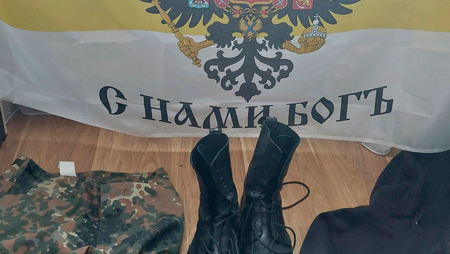 В Латвии задержали подростков, у которых нашли флаг с надписью "Мы русские, с нами Бог"