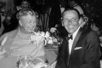 Элеонора Рузвельт и Фрэнк Синатра на ужине в Белом доме, 1960 год