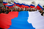 Участники праздничного шествия по случаю Дня российского флага на Красном проспекте в Новосибирске