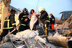 Спасательная операция на месте обрушения одного из зданий на юге Тайваня