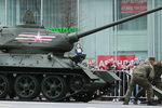 Танк Т-34-85 во время проезда военной техники по Тверской улице перед репетицией парада на Красной площади