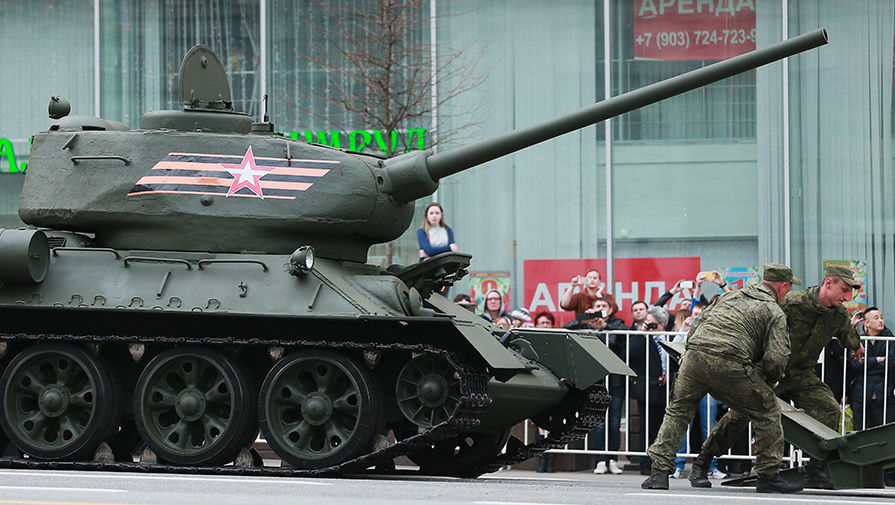 Танк Т-34-85 во время проезда военной техники по&nbsp;Тверской улице перед&nbsp;репетицией парада на&nbsp;Красной площади