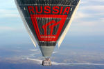 Воздушный шар российского путешественника Федора Конюхова во время кругосветного полета