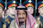 Король Саудовской Аравии Сальман Бен Абдель Азиз Аль Сауд во время официальной встречи в аэропорту Внуково, 4 октября 2017 года