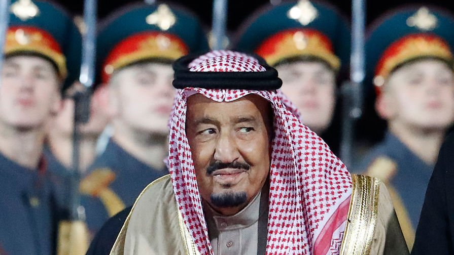 Король Саудовской Аравии Сальман Бен Абдель Азиз Аль Сауд во время официальной встречи в&nbsp;аэропорту Внуково, 4&nbsp;октября 2017&nbsp;года