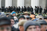 Сотрудники правоохранительных органов Украины и участники протестного митинга перед зданием Верховной рады в центре Киева, 22 октября 2017 года