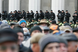 Сотрудники правоохранительных органов Украины и участники протестного митинга перед зданием Верховной рады в центре Киева, 22 октября 2017 года