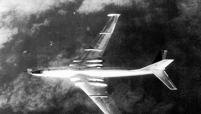 Советский бомбардировщий 3М, сфотографированный американскими военными во время Войны во Вьетнаме...