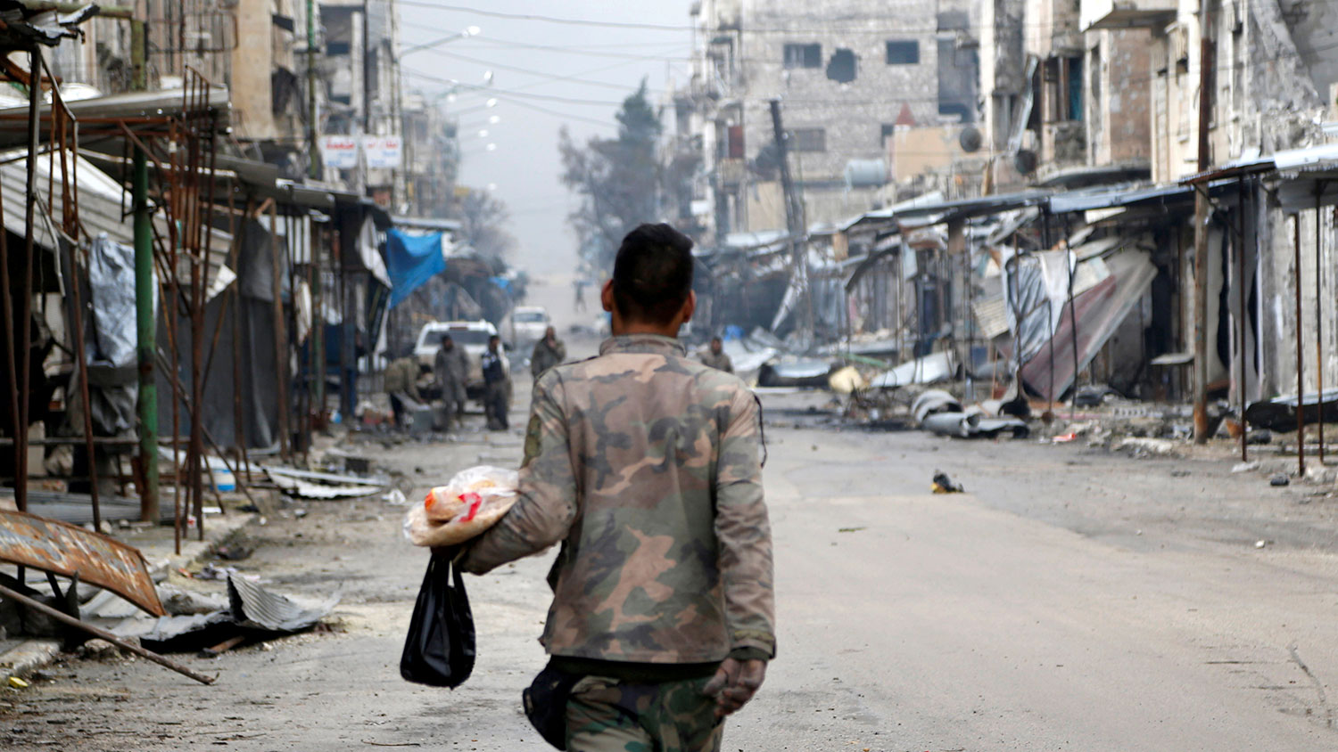 Хүнсээ аваад явж буй Сирийн армийн цэрэг, Маарат-эн-Нууман