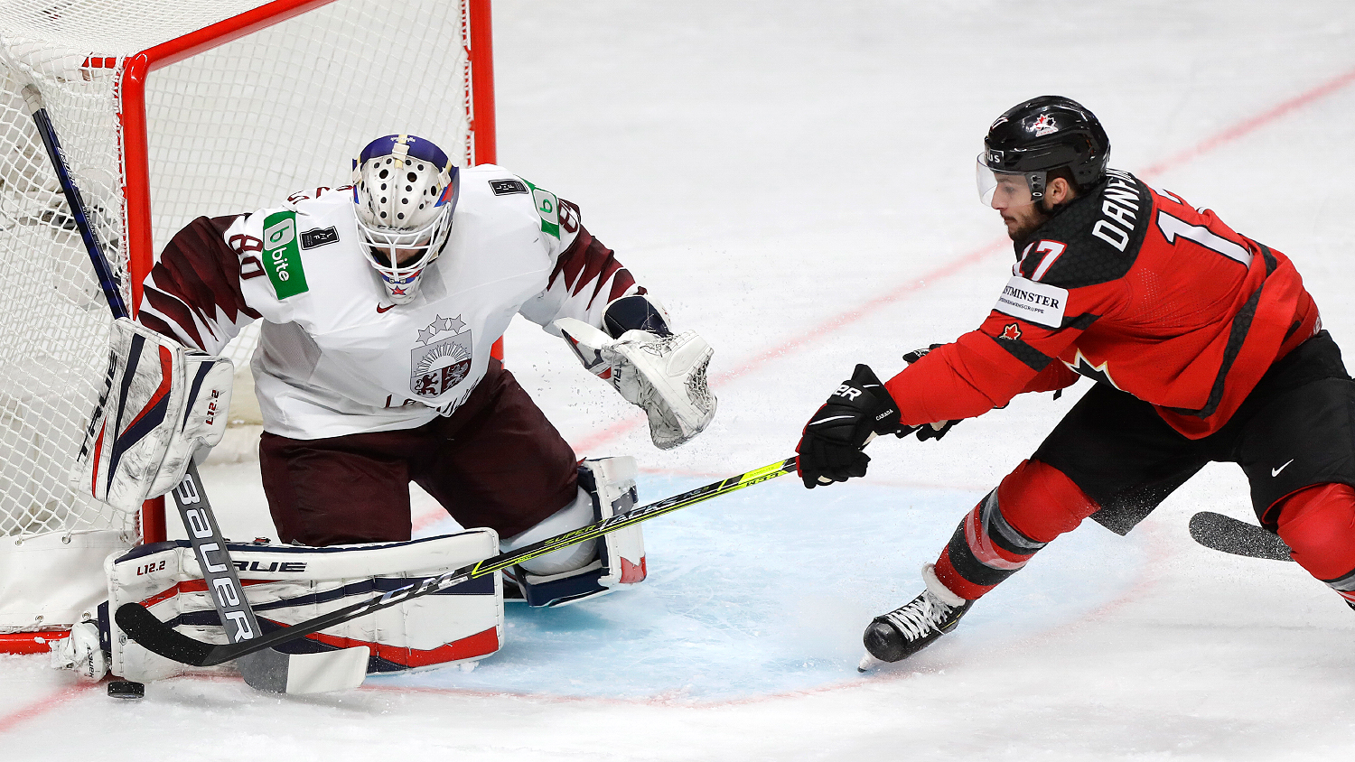 Латвия суперлига. Матисс Кивлениекс. Хоккей Латвия-Канада 2:0. Вратарь сборной Канады. Сборная Канада хоккей вратарь.