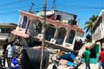 Разрушенное здание после землетрясения в Ле-Кее, Гаити, 15 августа 2021 года