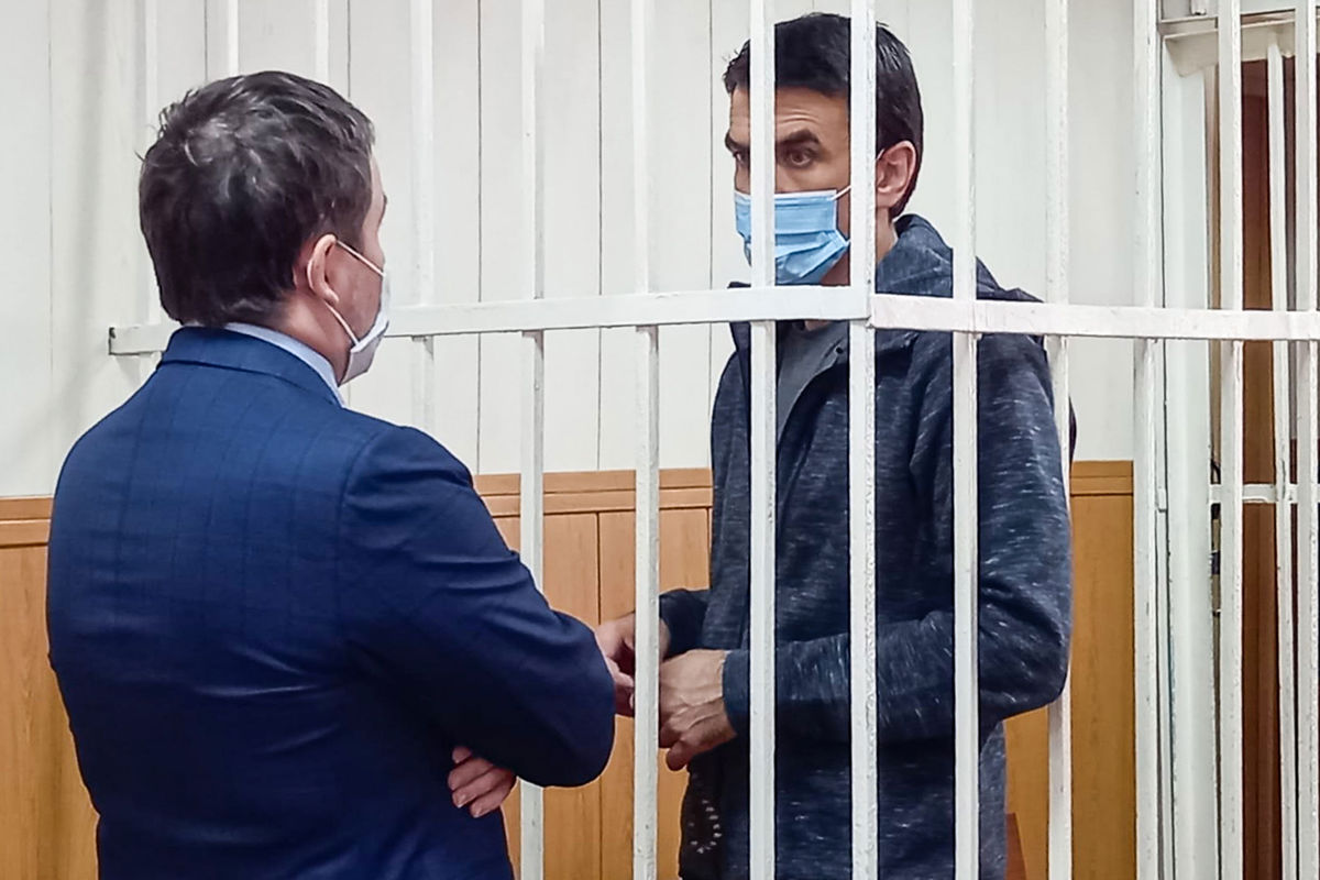 Экс-министр по вопросам Открытого правительства РФ Михаил Абызов (справа) перед началом судебного заседания, 8 сентября 2021 года