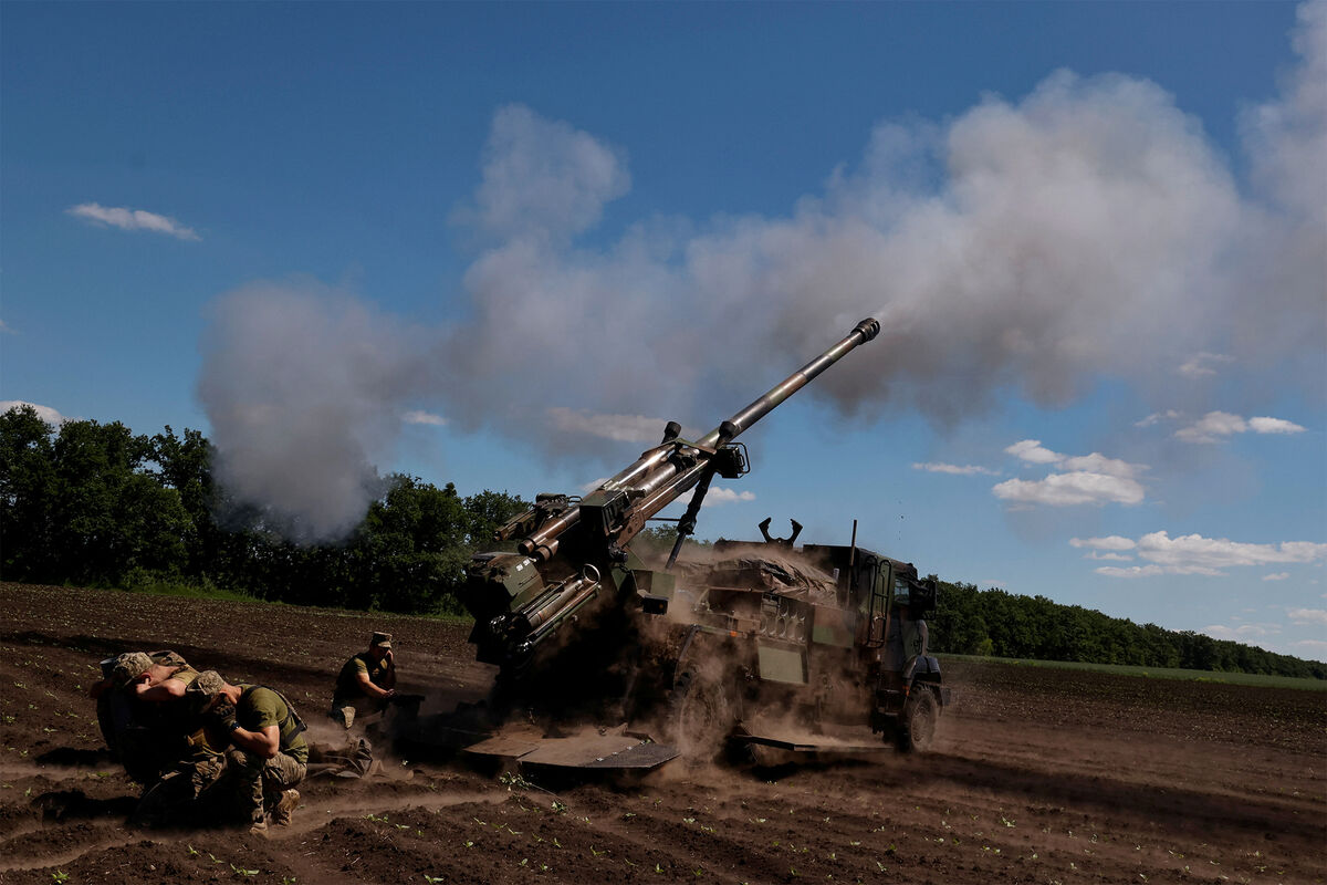 Военнослужащие Украины ведут огонь из самоходной гаубицы Caesar, 2022 год