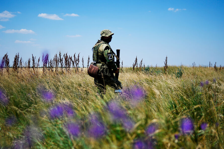 Военнослужащий ВС РФ во время сбора урожая пшеницы в Мелитопольском районе Запорожской области