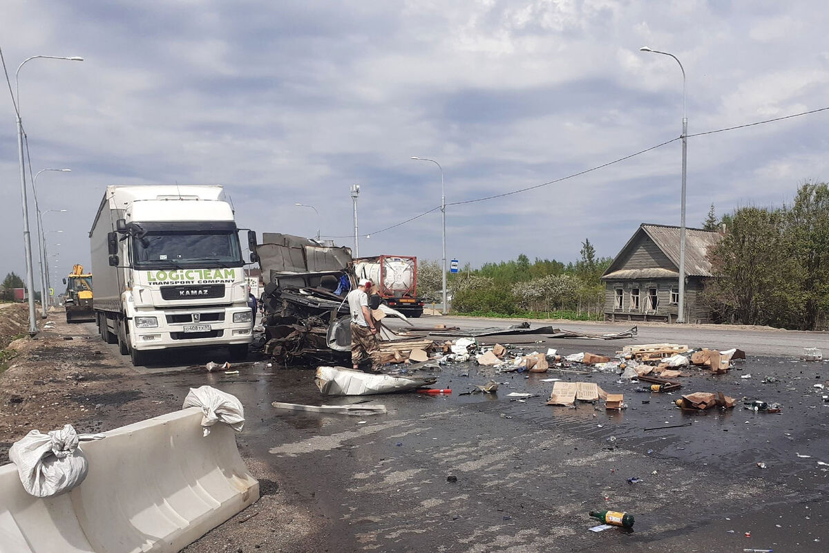 Фура с алкоголем попала в ДТП на трассе в Тверской области - Газета.Ru |  Новости