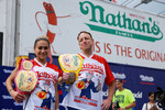Победители конкурса по поеданию хот-догов на скорость в Нью-Йорке, 4 июля 2023 года