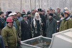 Мэр Москвы Юрий Лужков и патриарх Московский и Всея Руси Алексий II (в центре) во время церемонии закладки последнего кубометра бетона во время воссоздания Храма Христа Спасителя в Москве, 8 ноября 1995 года