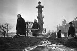 Гражданское население ведет строительство оборонительных сооружений на стрелке Васильевского острова в Ленинграде