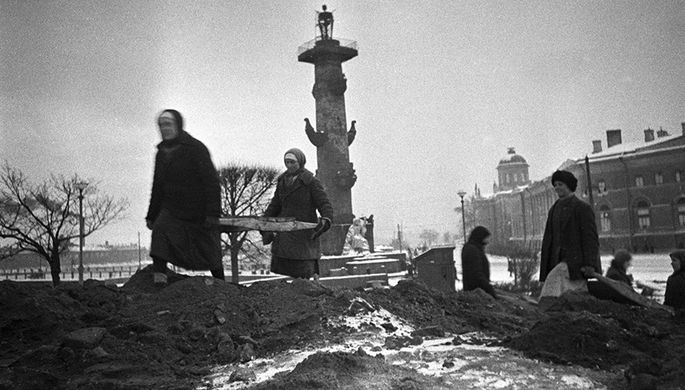 Гражданское население ведет строительство оборонительных сооружений на стрелке Васильевского острова...