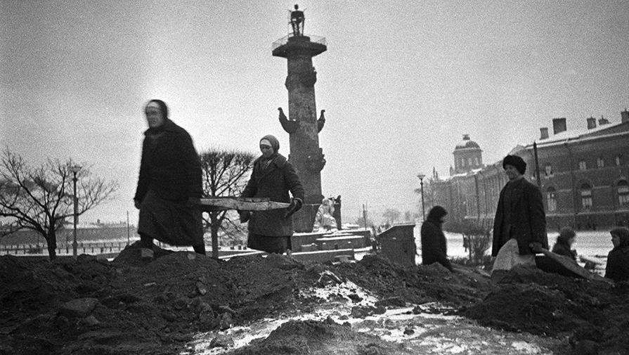 Гражданское население ведет строительство оборонительных сооружений на стрелке Васильевского острова в Ленинграде