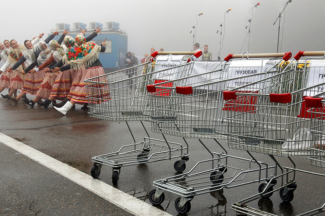 Выступление артистов на продуктовой ярмарке в центре Ставрополя