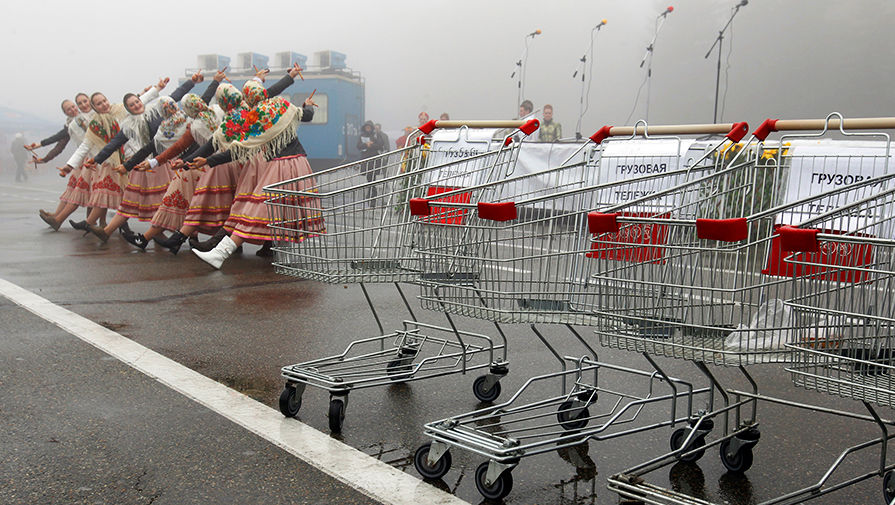 Выступление артистов на продуктовой ярмарке в центре Ставрополя