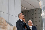 Барак Обама и директор Музея Акрополя Димитрос Пандермалис 