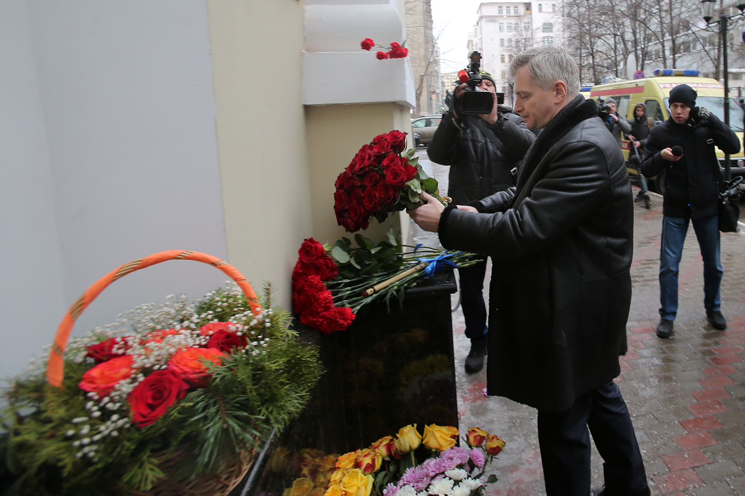 Руководитель департамента культуры Москвы Александр Кибовский возлагает цветы у здания Академического ансамбля песни и пляски Российской армии им. А.В. Александрова в Москве. Самолет Минобороны РФ Ту-154, на борту которого находились артисты ансамбля, потерпел крушение у побережья Черного моря в Сочи