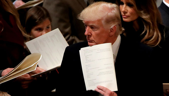 Президент США Дональд Трамп с супругой Меланьей в церкви на следующий день после инаугурации, 21...