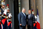 Президент Украины Петр Порошенко и глава Франции Эммануэль Макрон во время встречи в Париже, 26 июня 2017 года