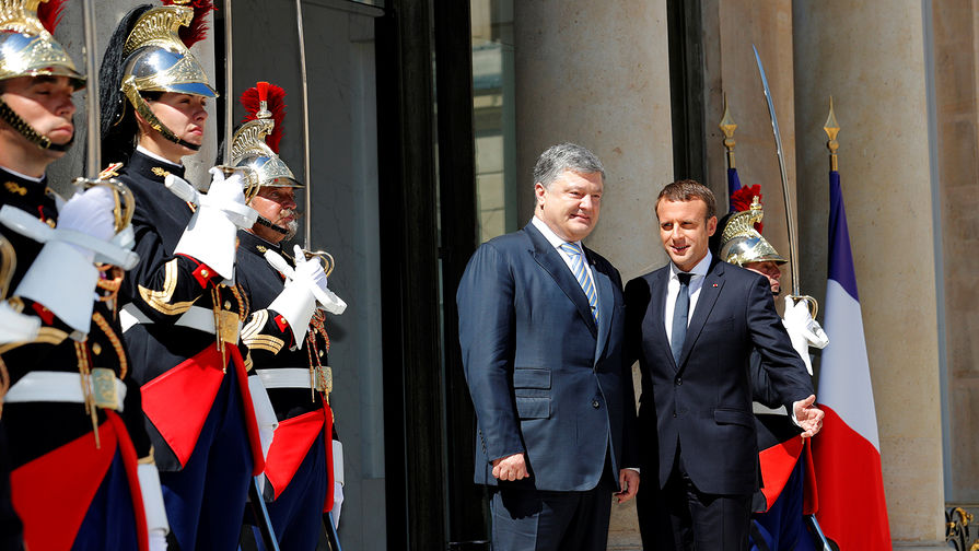 Президент Украины Петр Порошенко и глава Франции Эммануэль Макрон во время встречи в Париже, 26 июня 2017 года