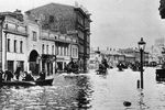Москвичи в лодке на одной из улиц во время наводнения, апрель 1908 года