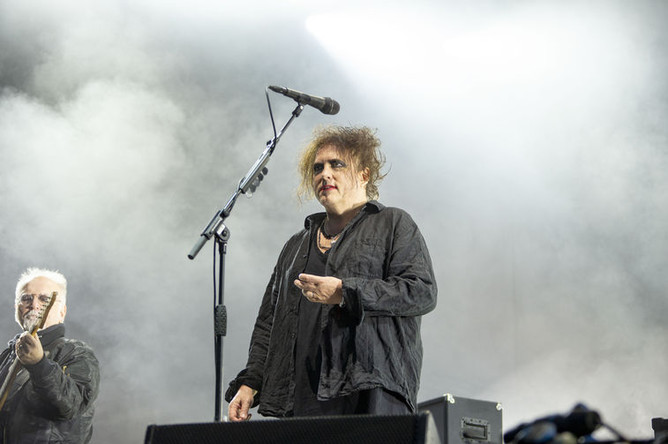 Вокалист группы The Cure Роберт Смит во время выступления на фестивале «Пикник «Афиши» в Москве, 3 августа 2019 года