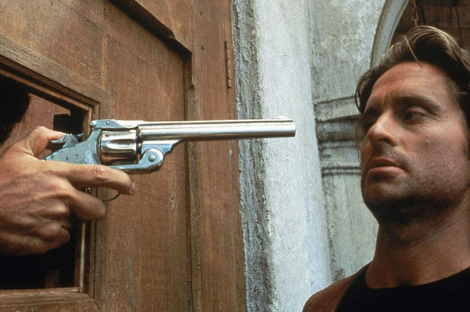Актер Майкл Дуглас в фильме «Роман с камнем» (1984)
